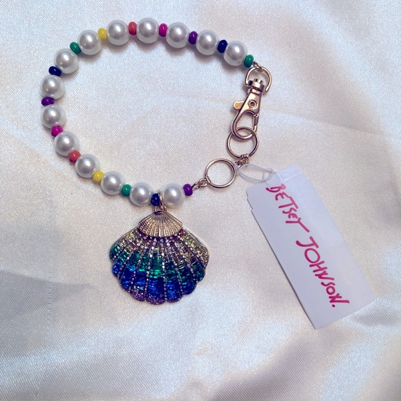 Betsey Johnson Gold Tone & Faux Pearl Betsey’s Beach Bracelet Seashell Charm NWT - Picture 6 of 12